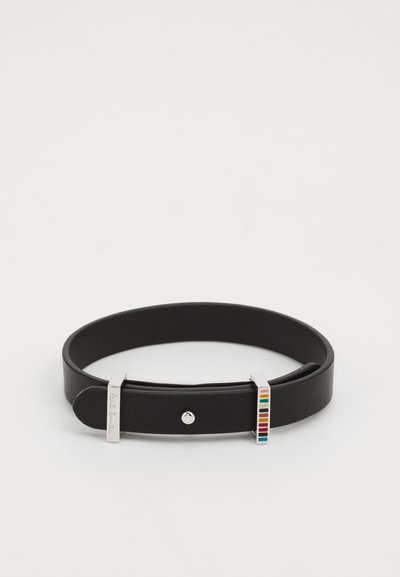 Μαύρο δερμάτινο βραχιόλι με ασημένιο κούμπωμα, που διαθέτει πολύχρωμο ριγέ διακοσμητικό και κεντρική λεπτομέρεια με στρας.