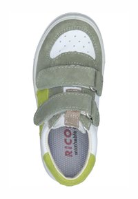 Zapatilla verde y blanca con dos correas de Velcro, materiales de ante y cuero, puntera perforada y plantilla textura gris con un logo.