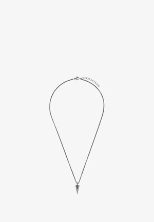 Silberfarbener Metallanhänger mit einer dünnen Kette und einem dreieckigen Pendant, mit glatter Oberfläche und verstellbarer Länge mit einem Verschluss.