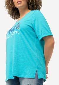 Ulla Popken SEA YOU SOON SHORT SLEEVE GRAPHIC - Triko s potiskem - deep aqua