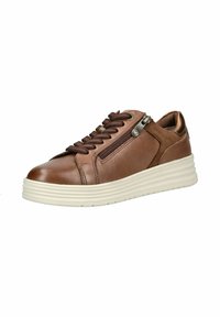Zapatilla de cuero marrón con acabado texturado, que presenta un diseño con cordones, cremallera lateral y una gruesa suela de goma blanca.