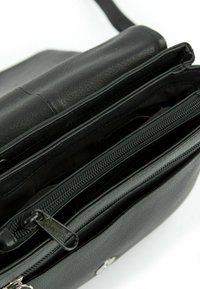 Borsa a tracolla nera in pelle con più scomparti, inclusi tasche con cerniera e superficie testurizzata. Design minimalista con dettagli in metallo argentato.