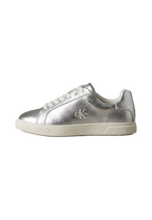 Lavprofileret metallic sølv sneaker med hvid sål, hvide snørebånd og et lille præget logo på siden.