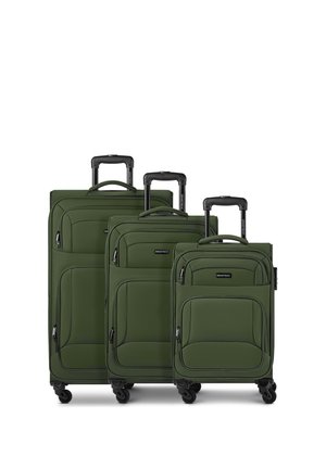 Trois valises verticales vert olive de tailles petite, moyenne et grande avec des poignées rétractables noires et des roues, disposées côte à côte.