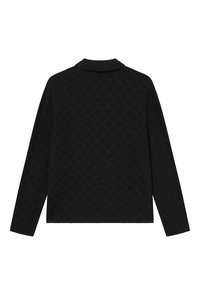 Fekete kötött pulóver, mintázott textúrával, bordás gallérral és hosszú ujjakkal. A dizájn geometriai formákat tartalmaz az anyagban.