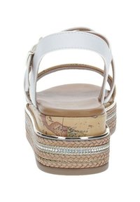 Sandali bianchi da donna con due cinturini alla caviglia, una soletta imbottita marrone e una piattaforma intrecciata con dettagli in strass trasparenti.