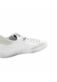 Sneaker bianco con tomaia in pelle liscia, design perforato, dettagli in suede grigio, lacci piatti e suola leggermente texturizzata.