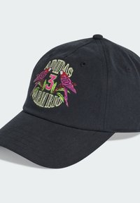 Czarna czapka baseballowa z haftowanym wzorem, przedstawiającym dwa różowe ptaki i zieloną roślinność, z nazwą marki "Adidas" w żółtym kolorze i zakrzywionym daszkiem.