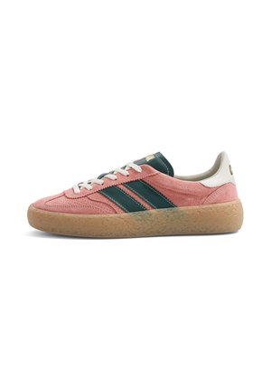 Basket basse en daim rose avec des rayures vert foncé, lacets blancs, languette de talon blanche et semelle en gomme texturée, vue de côté.