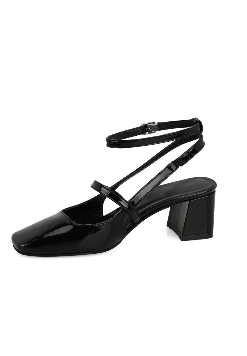 Schwarze Patentanleder Slingback-Schuhe mit quadratischer Zehenpartie, dünnen Knöchelriemen und Blockabsatz. Glatte Textur und minimale Details.