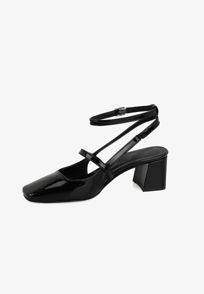 Zwarte lakleren slingback schoen met vierkante neus, dunne enkelbandjes en een blokhak. Glad oppervlak en minimale details.