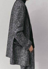 Massimo Dutti Bleiseri - mottled black