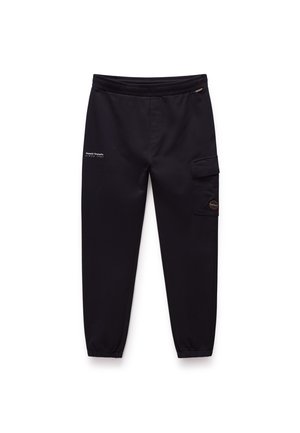 Pantaloni cargo neri realizzati in tessuto misto cotone, con vita elasticizzata, polsini affusolati, tasca laterale e dettaglio del logo sul davanti.