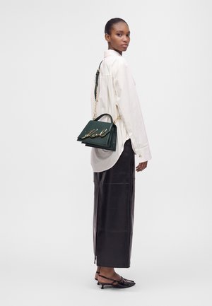 KARL LAGERFELD, SIGNATURE MEDIUM - Дамска чанта - dark green