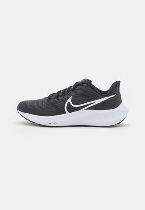 Sort-hvid Nike løbesko med mesh-overdel, hvid swoosh-logo, snørebånd og polstret sål mærket Air Zoom.