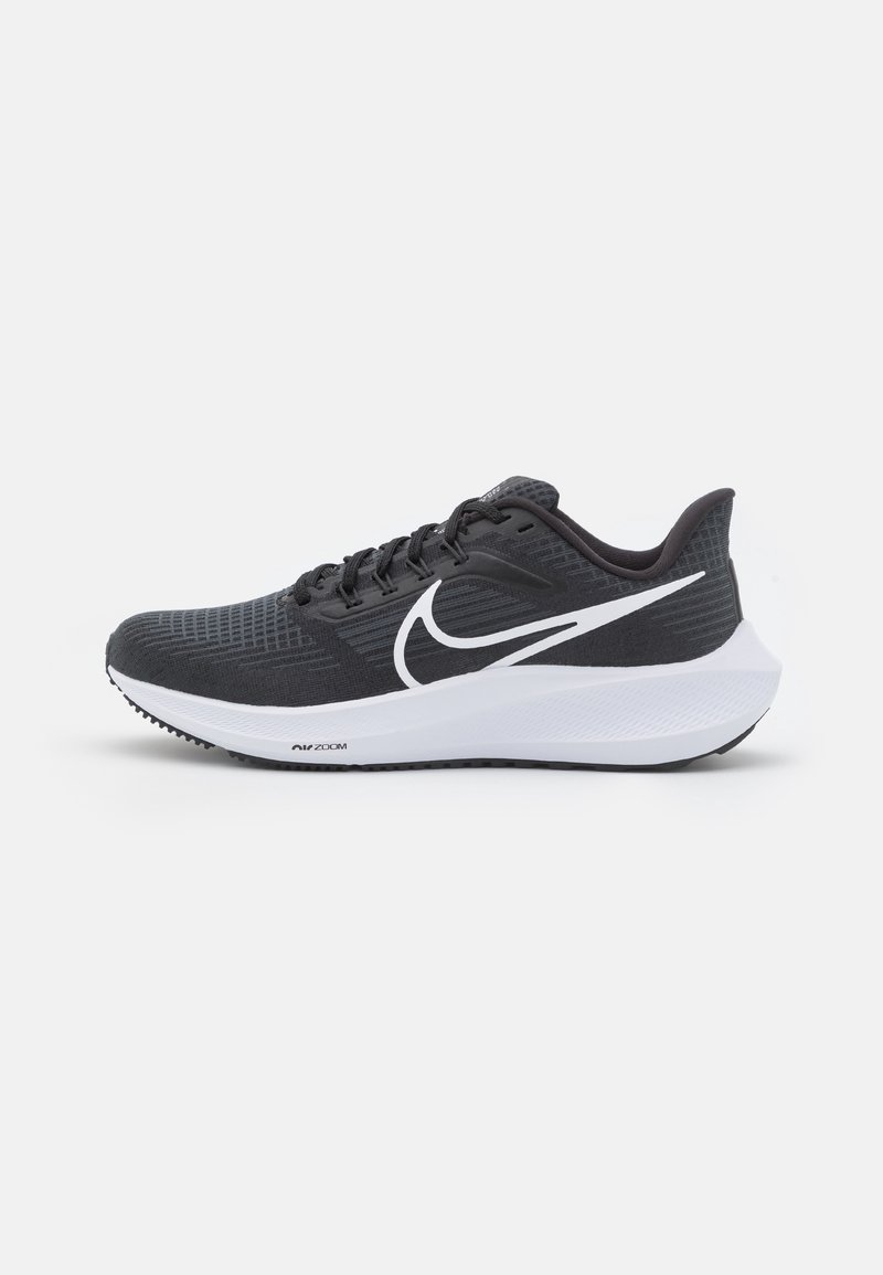 Chaussure de course Nike noire et blanche avec tige en mesh, logo Swoosh blanc, fermeture à lacets et semelle amortie avec inscription Air Zoom.