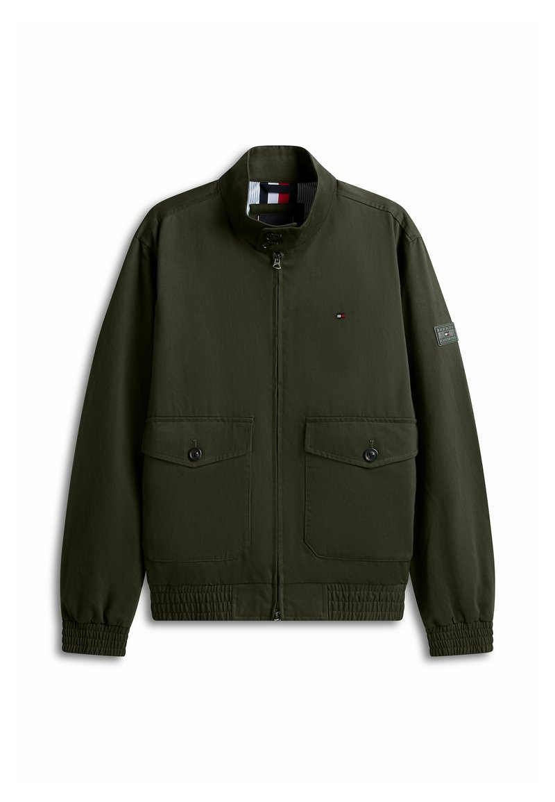 Donkergroene jas met rits, twee voorzakken met knopen, elastische manchetten en zoom, en klein logo op de borst en linker mouwpatch.