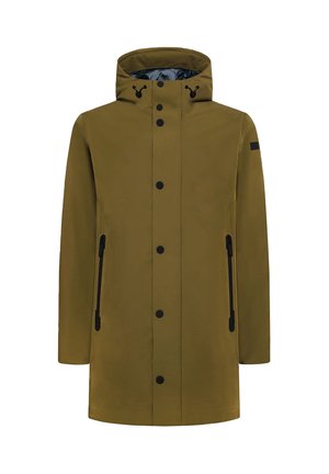 Giacca impermeabile verde oliva con cappuccio, dotata di accessori neri, bottoni a pressione e tasche laterali con zip. Tessuto liscio e vestibilità sagomata.