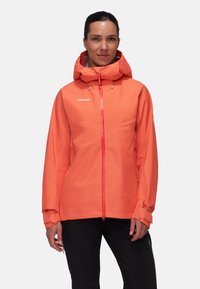 Lys orange udendørs jakke med hætte, der har lynlåsforten, justerbare manchetter og logo på brystet. Glat stofoverflade.