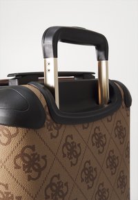 Guess BERTA 8 WHEELER - Trillekoffert - latte/brown