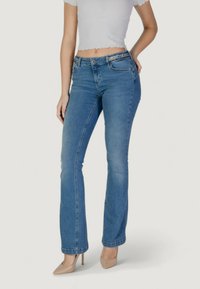 Jeans svasati azzurro chiaro con vita media, caratterizzati da una cintura decorativa e dettagli di cucitura delicati. Realizzati in tessuto denim.