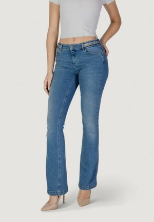 Jeans svasati azzurro chiaro con vita media, caratterizzati da una cintura decorativa e dettagli di cucitura delicati. Realizzati in tessuto denim.