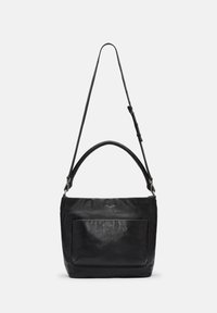 Czarna skórzana torebka o uporządkowanym kształcie, wyposażona w górny uchwyt oraz regulowany pasek. Na przodzie widoczna kieszeń o gładkiej fakturze.