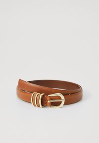 Bruine leren riem met een slank ontwerp, voorzien van een gouden gesp en drie decoratieve accenten nabij de gesp. Eenvoudige textuur, klassieke vorm.