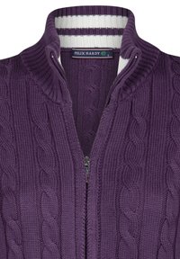 Lila kabelstrick Pullover mit hohem Kragen, ausgestattet mit einem Reißverschluss vorne und einem kontrastierenden weißen und lila gestreiften Innensaum. Markenetikett sichtbar.