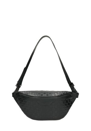 Czarna skórzana torba na ramię z wytłaczanym wzorem w kratę, regulowanym paskiem, zamkiem błyskawicznym i subtelnym logo marki z przodu.