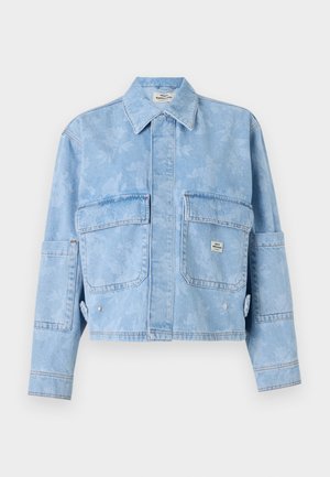 Svijetloplavi traper jakna sa cvjetnim uzorkom, dugim rukavima, dva prednja džepa i oštrim ovratnikom. Skraćeni dizajn s vidljivim šavovima.