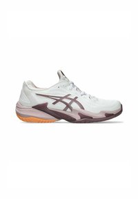 Scarpa atletica bianca con tomaia in rete, intersuola a gradiente viola e suola in gomma arancione; design snello con sistema di allacciatura.