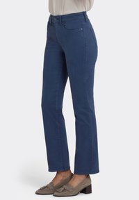 Donkerblauwe broek met rechte pijpen, gemaakt van een katoenmix, met vijf zakken, riemlussen en een ritssluiting met een bovenste knoopsluiting.