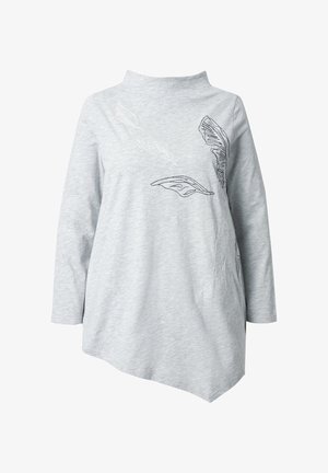 Lys grå langærmet top med høj hals, prydet med sorte stregtegninger af blade og en asymmetrisk kant. Glat tekstur.