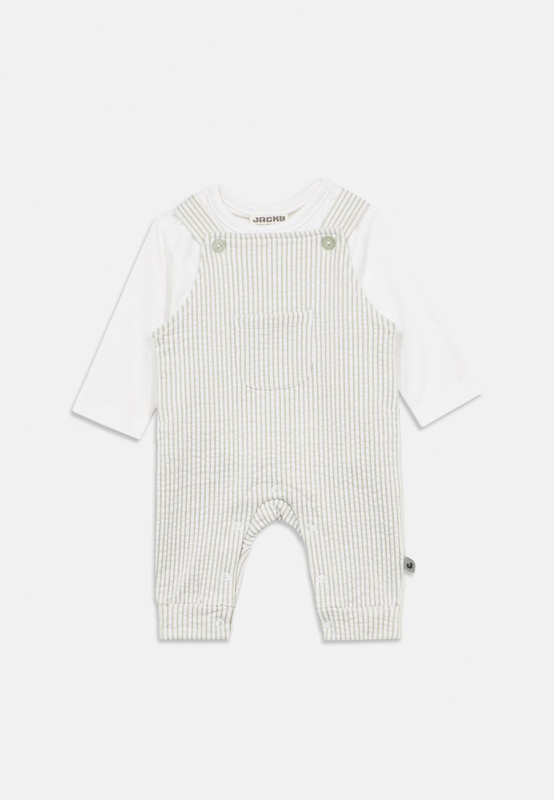 Ριγέ ολόσωμη φόρμα σε ανοιχτό πράσινο και λευκό, με ρυθμιζόμενους ιμάντες στους ώμους, εμπρόσθια τσέπη και κουμπώματα με αγκράφες στο κάτω μέρος. Μακρυμάνικο λευκό πουκάμισο.