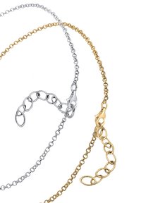Zilveren en gouden metalen kettingen met afwisselende schakels en sluitingen, met een gladde textuur en een mix van glanzende afwerkingen.