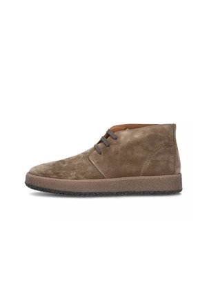Stivaletti alla caviglia in suede marrone con punta arrotondata, dotati di chiusura con lacci e suola in gomma testurizzata per una migliore aderenza e comfort.