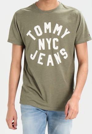 Olivově zelené bavlněné tričko s kulatým výstřihem a krátkým rukávem, s velkým bílým potiskem: "TOMMY NYC JEANS."