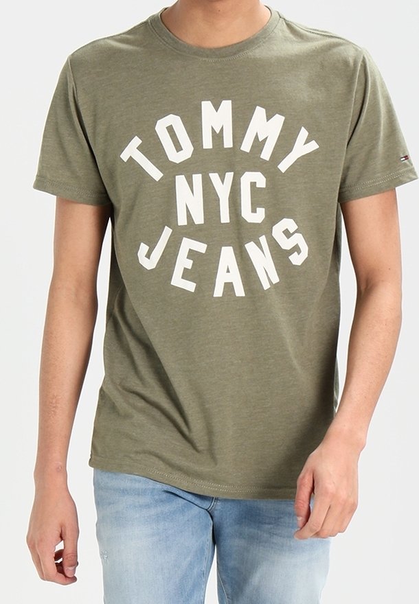 Olivově zelené bavlněné tričko s kulatým výstřihem a krátkým rukávem, s velkým bílým potiskem: "TOMMY NYC JEANS."