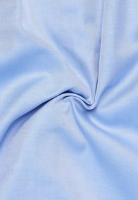 Lichtblauwe stof met een gladde textuur en subtiele diagonale strepen, die een zachte val en geweven patroon laat zien.