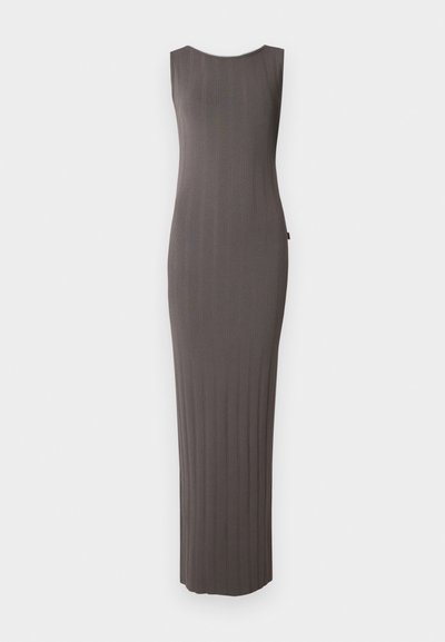 Siva rebrasta pletena obleka brez rokavov, z izrezom na vratu in ravnim, dolžinskim krojem do tal.