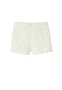 Shorts en tweed blanc présentant un tissu texturé avec des fils dorés, devant plat et deux boutons décoratifs sur le côté.