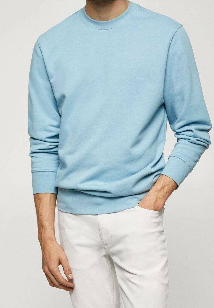 Felpa leggera blu con scollo rotondo realizzata in tessuto morbido, con maniche lunghe, polsini a coste e una vestibilità rilassata. Abbinata a pantaloni bianchi.