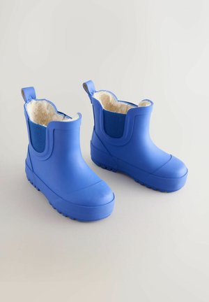 Modré gumové boty s texturovaným svrškem, chlupatým vnitřkem a poutkem vzadu. Mají pevnou zaoblenou špičku a vzorovanou podrážku.