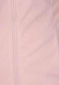 Giacca in pile rosa con zip frontale, caratterizzata da una texture morbida e una finitura liscia, adatta per un abbigliamento casual o per essere indossata a strati.