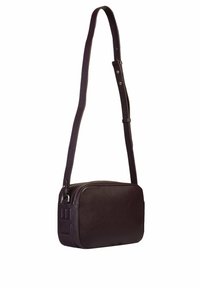 Borsa a tracolla in pelle viola con superficie testurizzata, forma rettangolare, tracolla regolabile e chiusura con zip. Presenta dettagli in rilievo sottili.