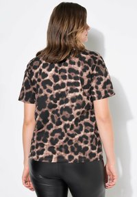 T-shirt met luipaarddruk in zachte stof met korte mouwen, voorzien van donkerbruine en zwarte vlekken op een beige achtergrond, met een rechte snit.