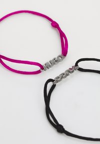 Deux bracelets ajustables ; l'un avec un cordon fuchsia et la lettre argent "HUGO", et l'autre avec un cordon noir et la lettre argent "HUGO".