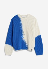 Pull en maille épaisse avec des blocs de couleur bleu et crème et une ligne de transition en dents de scie, doté de poignets côtelés et d'un col rond.