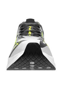 Baskets de sport avec une tige en mesh gris, accents noirs et marquage jaune fluo. Elles possèdent une semelle extérieure en caoutchouc noir texturé.